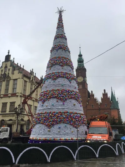 p.....j - Co to k---a jest? Przecież to jak pachołek wygląda, nie jak choinka...

#...