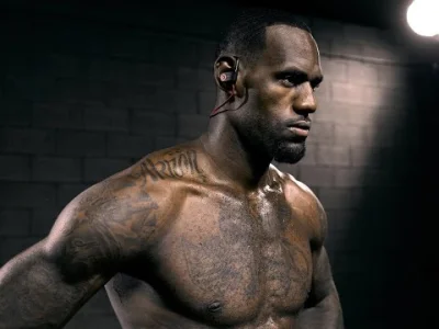 s.....r - Wow! Widzieliście już nowy klip reklamowy od #beatsbydrdre gdzie gra Lebron...