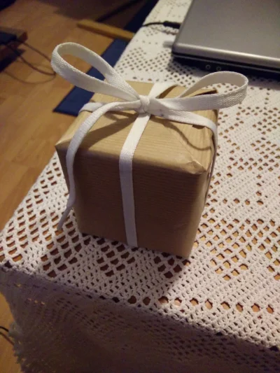 P.....z - Jutro #rozowypasek ma urodziny, więc zapakowałem jej prezent. Nie miałem ws...