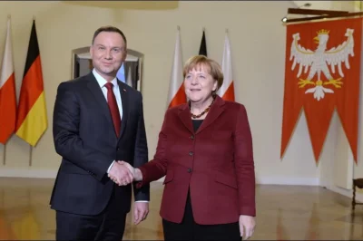 staryhaliny - > Potężny trolling Dudy. Na jego zdjęciu z Merkel jest coś… o czym na p...