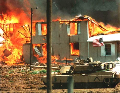 myrmekochoria - Czołg Abrams przed płonącym ośrodkiem Gałęzi Dawidowej, USA 1993 rok
...