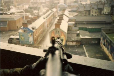 FrankJUnderwood - Brytyjski żołnierz obserwujący rejon Bogside w Londonderry/Derry, I...