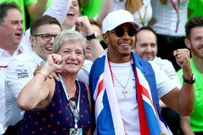 TroyaFlight - @vendaval: zupełnie jak Lewis Hamilton którego matka jest białą brytyjk...