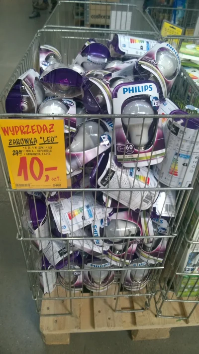 Skwarek85 - #cebuladeals w Castoramie na żarówki Philips 9W (odpowiednik 60W) za 10zł...