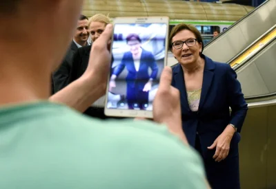 LaPetit - Ale fatalne zdjęcie. Jak taka kobieta może być premierem rządu?
#polityka ...