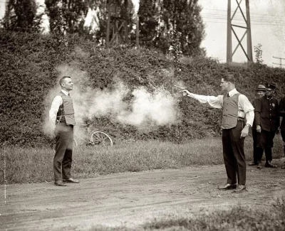 tomyclik - Testing a bulletproof vest , 1923

Testowanie kamizelki kuloodpornej.;)

#...