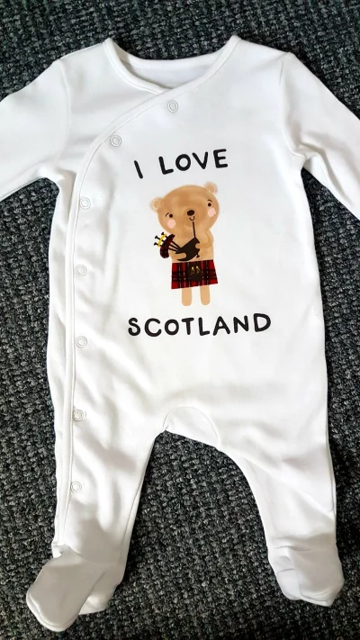 gwiezdna - Kupilam dziecku jej pierwszą odzież patriotyczną:d 

SPOILER

#szkocja #dz...
