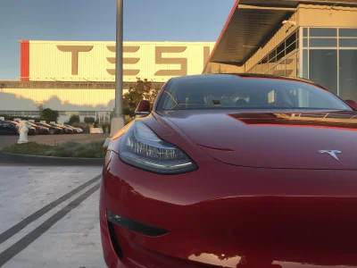 anon-anon - Fotka Modelu 3 na tle fabryki we Fremont, Kalifornia.

Źródło

#tesla...