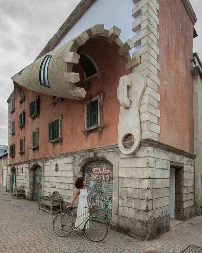 Castellano - Mediolan. Włochy
autor owego dzieła publicznego to Alex Chinneck (rzeźb...