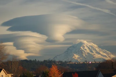 enforcer - Chmury soczewkowate nad Mount Rainier.
#ciekawostki #natura #earthporn