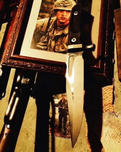 CulturalEnrichmentIsNotNice - Kolejna fota od Stallone'a. Jest nóż oraz z zdjęcie ze ...