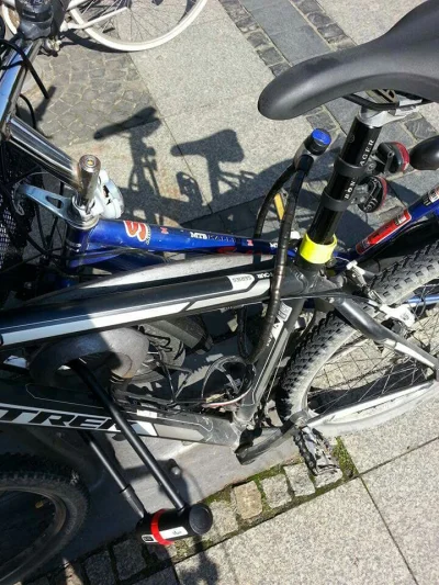 gosuvart - Nie dość, że ktoś zapiął #rower do stojaka to jeszcze do roweru znajomego ...