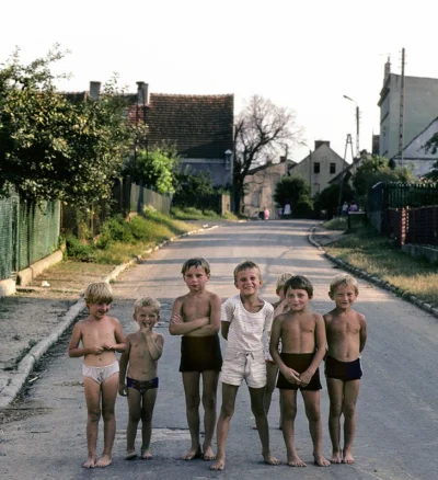 xtedek - Zdjęcie z 1982 z okolic Wrocławia. Czyli chłopaki mają teraz ok 40 lat :)
