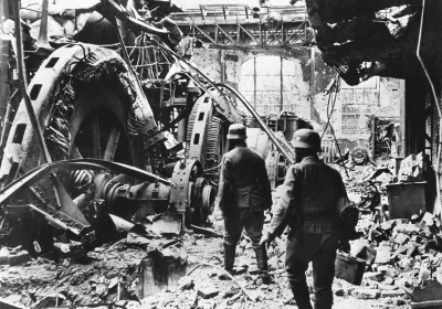 myrmekochoria - Niemieccy żołnierze przechodzą przez zdewastowane pomieszczenie z gen...
