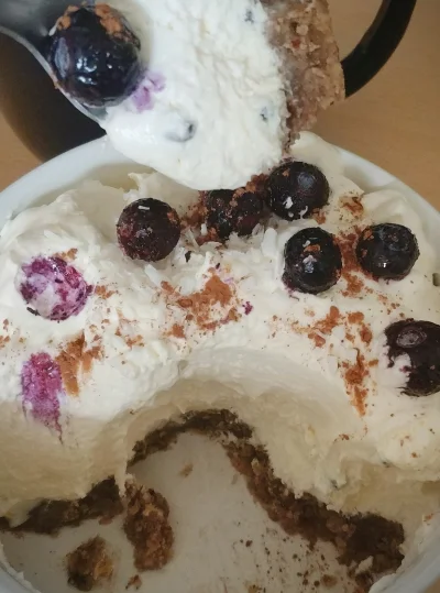 Vegan - @Vegan: Śmietana, mascarpone, borówki, a na spód zmielone orzechy pecan z mas...