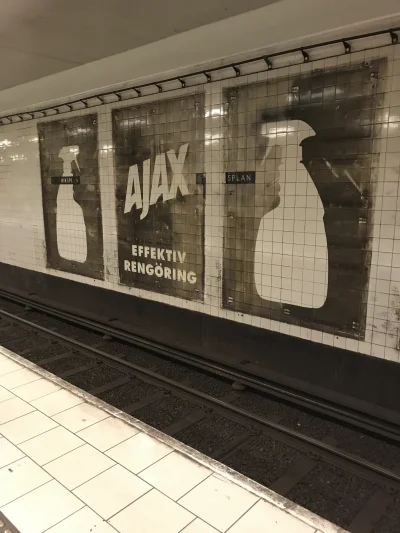Bunkier - Kreatywna #reklama środków do czyszczenia Ajax w Sztokholmskim metrze. #sto...