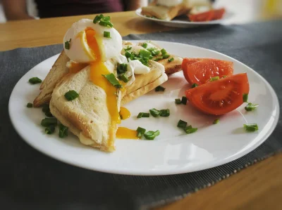 Gingerlicious - Tosty z serem i szpinakiem, jajko w koszulce, pomidor, szczypiorek, s...