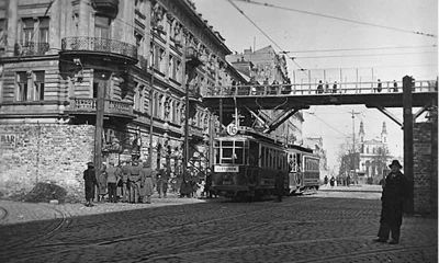 yanosky - Getto w Warszawie. Ulica Chłodna. Rok około 1942-43. Po lewej stronie - nar...