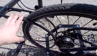 Scabbe - Czy używa ktoś ulocka do mocowania #rower do "wyrwikółka" ? Nie mam pojęcia ...