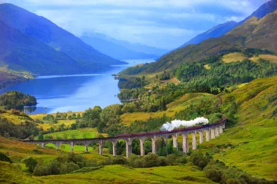Choir - Glenfinnian Viaduct w zachodnim pasmie szkockich Highlands, zbudowany w latac...