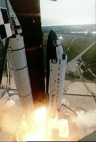 d.....4 - 24 marca 1992 - start wahadłowca Atlantis (STS-45) z zestawem aparatury ATL...