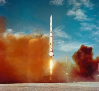 d.....4 - Start rakiety Diamant A z satelitą Asterix na pokładzie. 
Odbył się on w da...