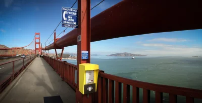 ntdc - Na moście Golden Gate w San Francisco umieszczone są telefony "crisis hotline"...