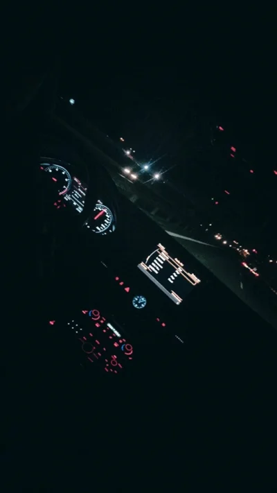 Spajkuss - @Dork: Jest szansa na tapety wnętrza auta w nocy? Coś podobnego do tego: