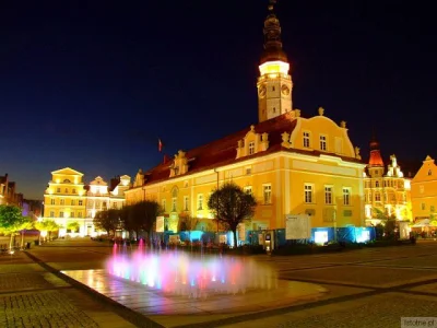 rsk1990 - @posuck: To tak dla kontrastu rynek w Bolesławcu, gdzie kamienice też były ...