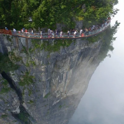 PaniKaaa - Most widokowy Coiling Dragon Cliff. Park Narodowy Zhangjiajie w Chinach.
...