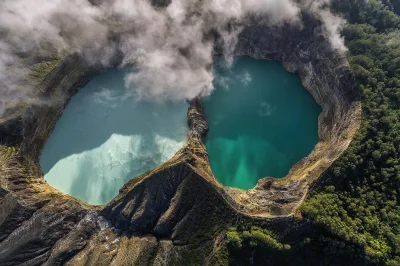 Artktur - Kelimutu – tarczowy wulkan znajdujący się na indonezyjskiej wyspie Flores. ...