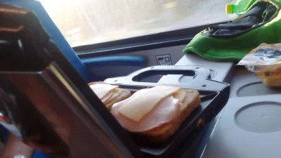 idol89 - Tego jeszcze #!$%@? nie grali. Typy podpięły toster w pociągu i tosty robią....