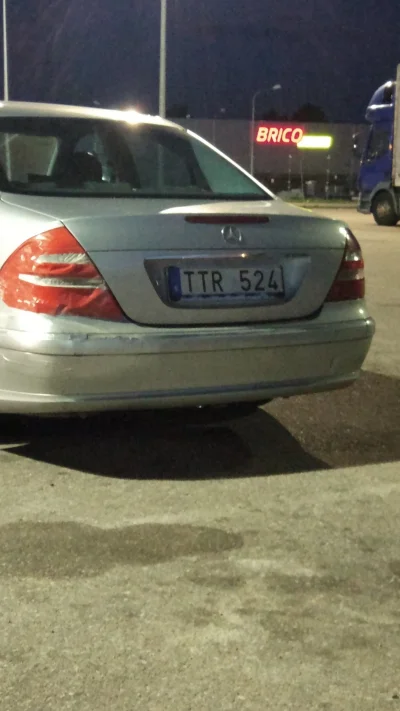 tonymakarony - @K1ngKunta a ja takiego spotkałem na parkingu tesco


Edit: lampa zrob...