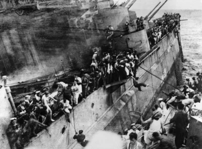 C.....s - Marynarze uciekający z Prince Of Wales po zbombardowaniu przez Japończyków.