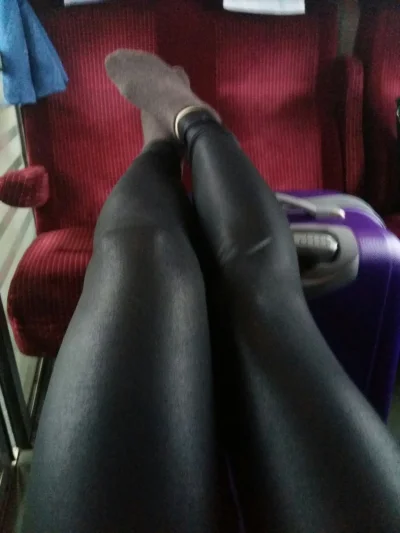 dorotka-wu - Jestem z gatunku #podludzie którzy ściągają buty w pociągu ^^ 

#oswiadc...