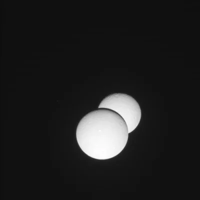 Nedved - Nietypowe zaćmienie. W rolach głównych księżyce Dione (ten z przodu) i Rea.
...