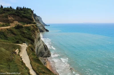 TRAVELEK24_PL - Klify przy Logas Beach na północno-zachodnim wybrzeżu wyspy Korfu

...