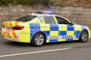 chandlerbing - @reddml wyglada jak garda road policing w Irlandii
