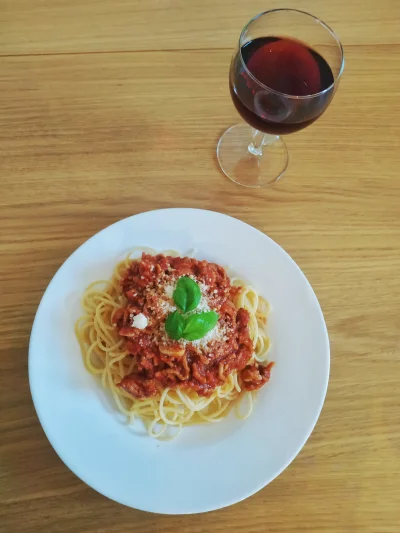 Gingerlicious - Makaron spaghetti z sosem pomidorowym na czerwonym winie z cebulą, cz...