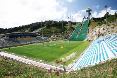 M.....y - @rafgg: Przykład koreańskiej pomysłowości - zimą skocznia, latem stadion pi...