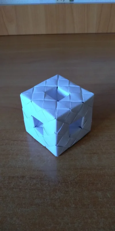 QuePasa - Pierwsza iteracja kostki Mengera

#origami #diy #tworczoscwlasna #papiero...