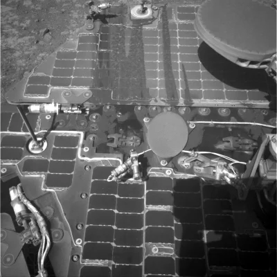 d.....4 - Zdjęcie z kamery nawigacyjnej Opportunity tylnych baterii słonecznych pokry...