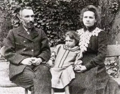 Zdejm_Kapelusz - Pierre Curie, Maria Curie-Skłodowska i ich córka Irene Joliot-Curie ...