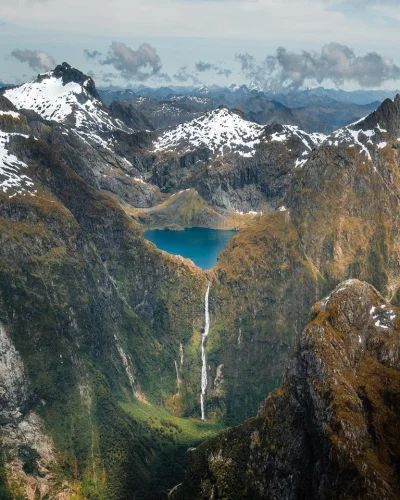 Artktur - Sutherland Falls– wodospad kaskadowy położony na Wyspie Południowej Nowej Z...