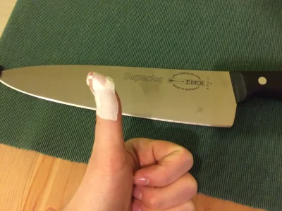 Toniezarzutka - Patrzcie jaki fajny nóż dostałam w prezencie. Pierwsza ofiara z krwi ...