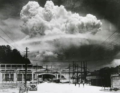 m.....h - Zdjęcie wybuchu bomby atomowej nad Nagasaki, zrobione 5 mil (8 km) od centr...