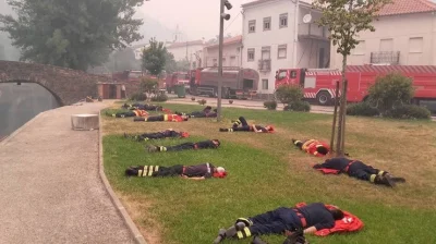 world - Wycieńczeni portugalscy bohaterowie (strażacy) po wielogodzinnej walce z żywi...
