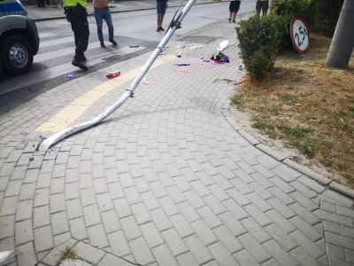 FrasierCrane - #!$%@?.jpg #wypadek dwóch samochodów w #bydgoszcz jeden uderza w znak ...