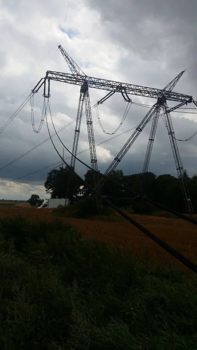 michallus - Update:
Przejechałem się po okolicy. 6 słupów przelotowych leży, domino ...