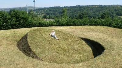 beatha - #landart #art #sztuka 

 Tanya Preminger: "Round Balance", 2008, Soil, gras...